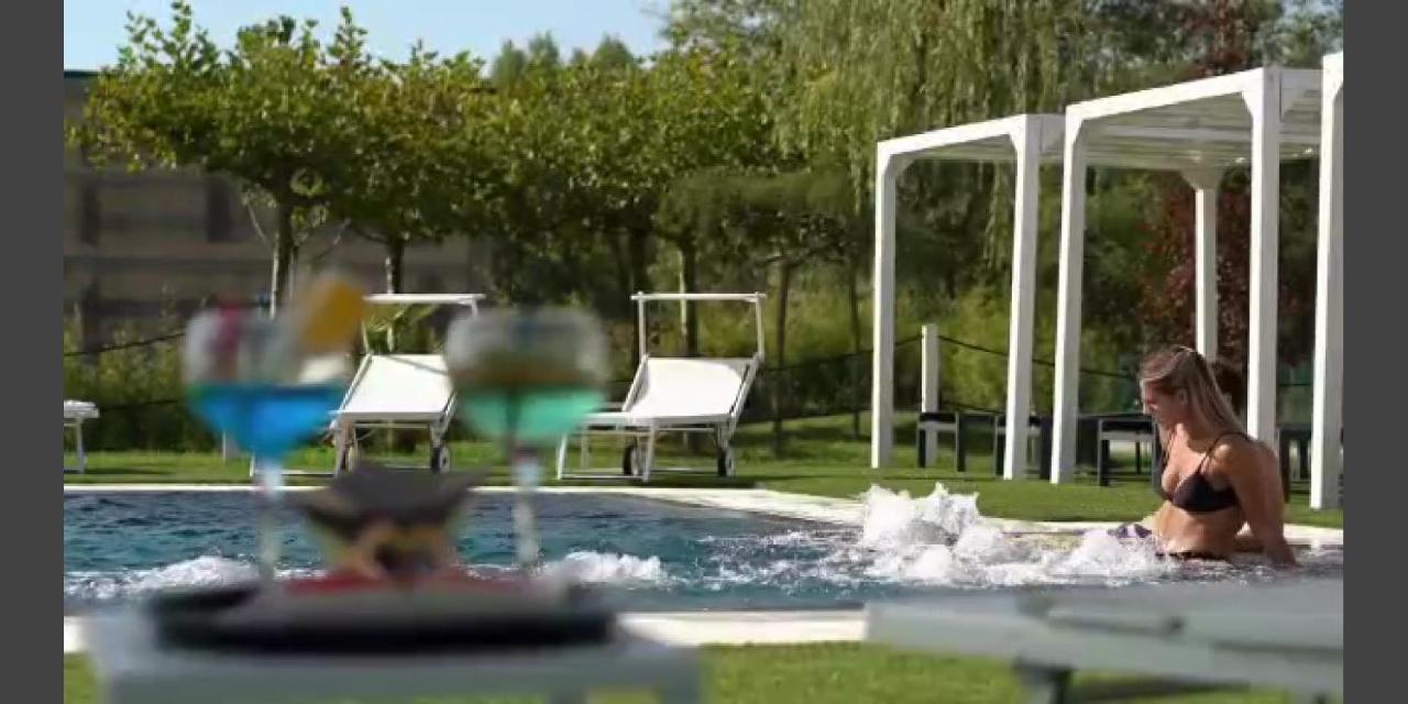 Marina Degli Estensi Floating Resort Llido Degli Estensi Exteriör bild