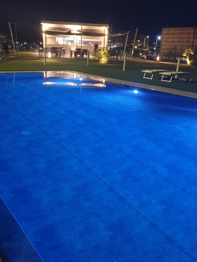 Marina Degli Estensi Floating Resort Llido Degli Estensi Exteriör bild