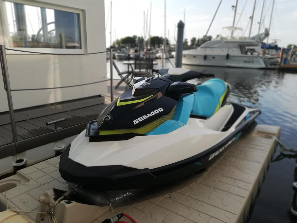Marina Degli Estensi Floating Resort Llido Degli Estensi Exteriör bild