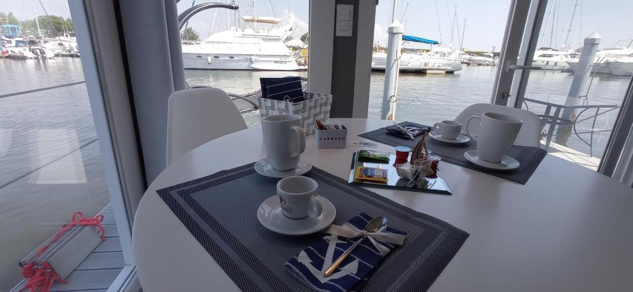 Marina Degli Estensi Floating Resort Llido Degli Estensi Exteriör bild