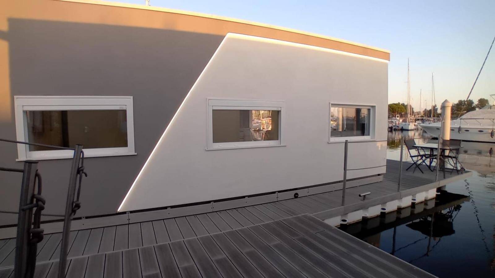 Marina Degli Estensi Floating Resort Llido Degli Estensi Exteriör bild