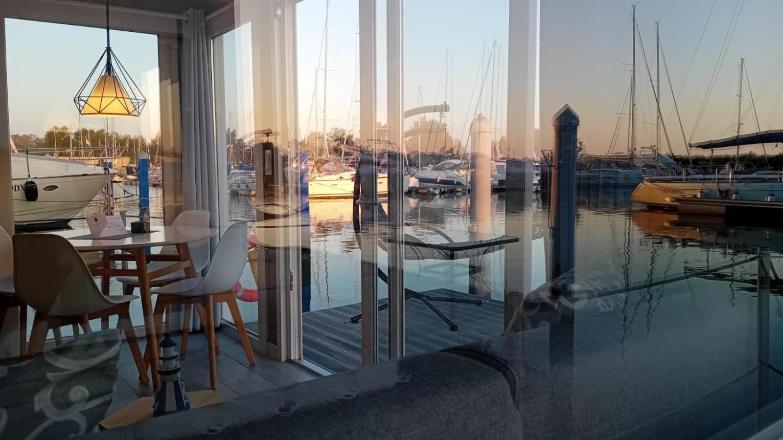 Marina Degli Estensi Floating Resort Llido Degli Estensi Exteriör bild