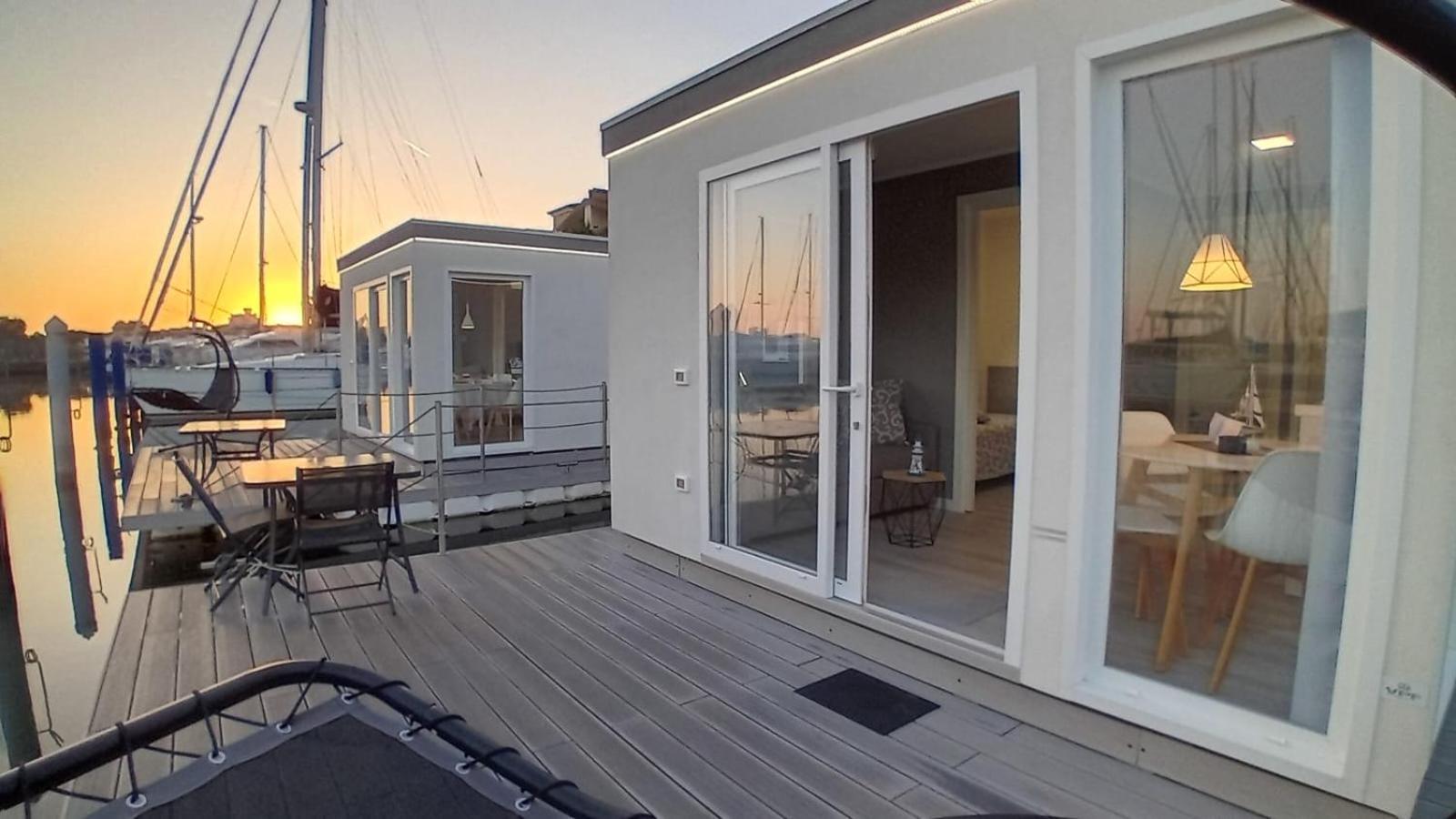 Marina Degli Estensi Floating Resort Llido Degli Estensi Exteriör bild