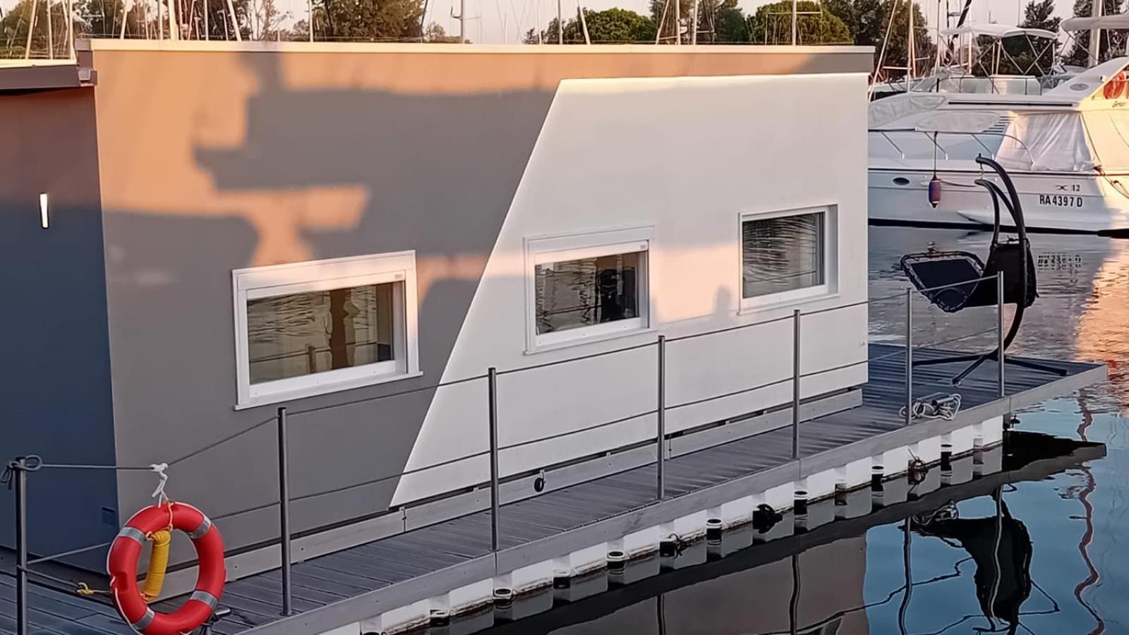 Marina Degli Estensi Floating Resort Llido Degli Estensi Exteriör bild